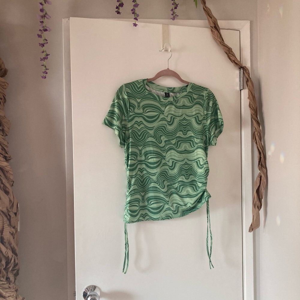 Wavy pattern green ruched side short sleeved tee